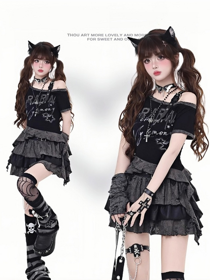 ブラックのアシンメトリーネックラインとバックルヘムストラップ、ダメージ加工の穴グラフィックTシャツ