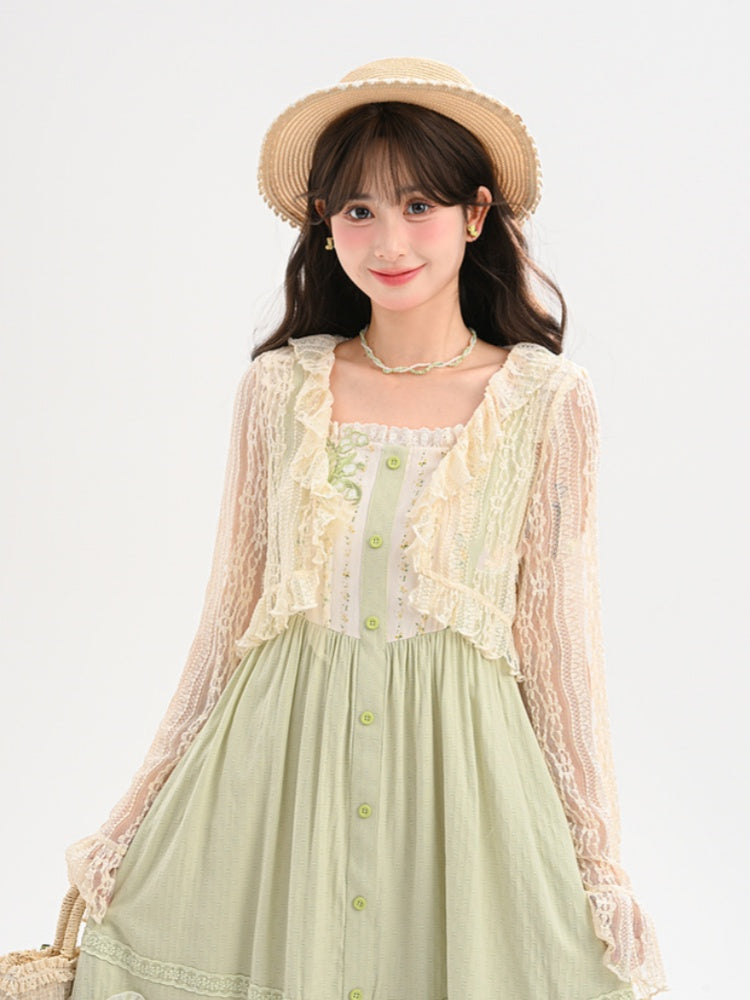 Beiges Spitzentop mit Rüschenbesatz und offener Knopfleiste