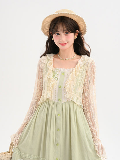 Beiges Spitzentop mit Rüschenbesatz und offener Knopfleiste