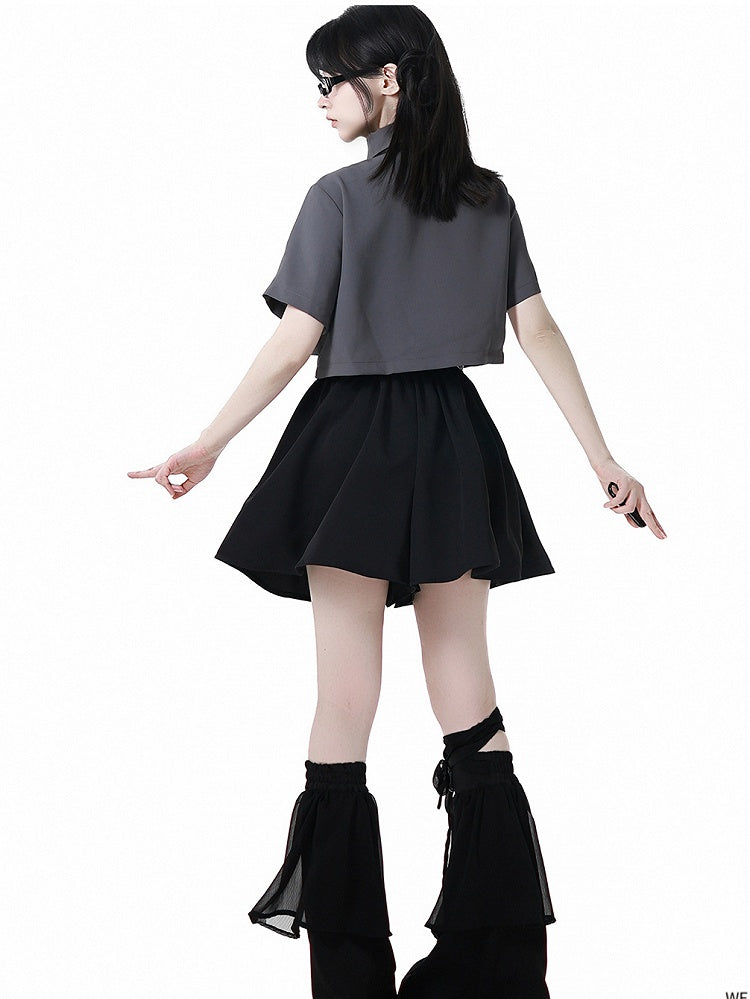 チャイナドレススタイルの半袖クロップドシャツ、レザーバックル、ホワイト/グレーのネクタイ付き