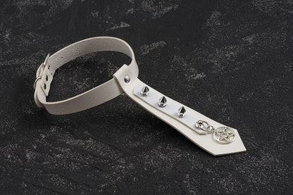 Weißes Halsband mit Pentagramm-Anhänger und Nieten