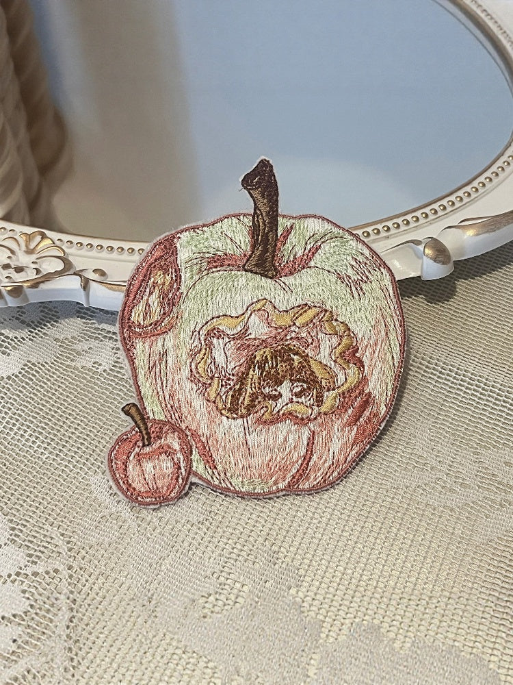 リンゴの刺繍ブローチ