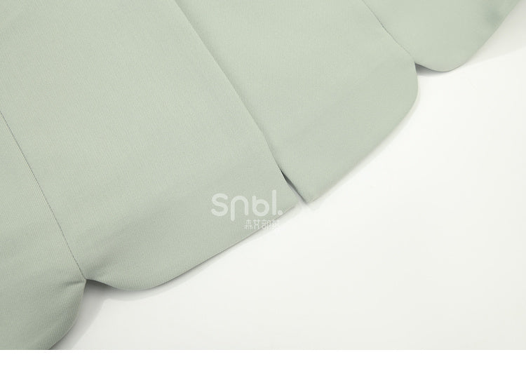 Blazer mit Blumenstickerei und grünen herzförmigen Knöpfen