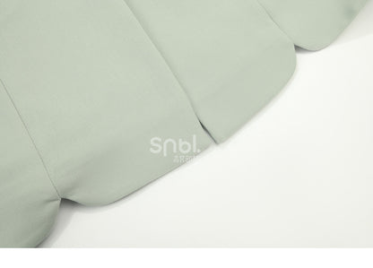 Blazer mit Blumenstickerei und grünen herzförmigen Knöpfen