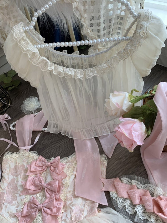 ベージュの伸縮性のあるネックラインのパフスリーブブラウス