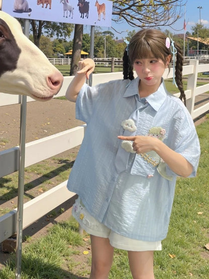 ラムライトブルーシャツネクタイ夢刺繍かわいい雲で飾られています