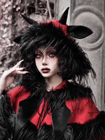 黒いアンテロープの角と耳、赤い悪魔のふわふわの帽子