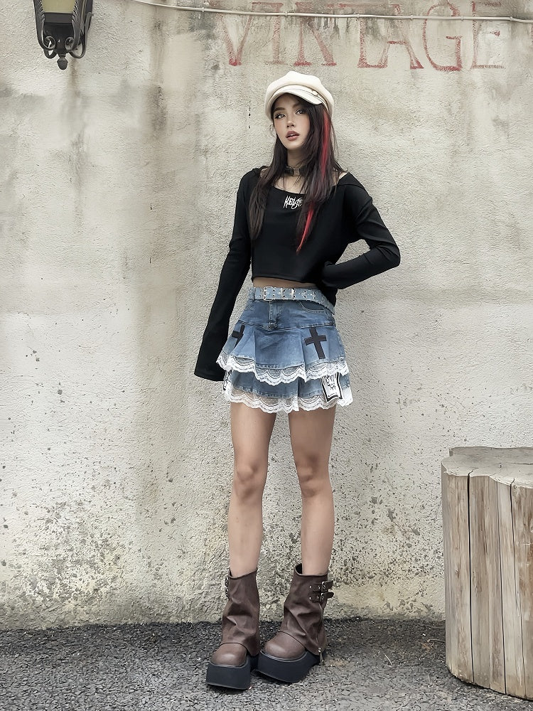 Stufenrock, blaues Kreuz und Skelett-Applikationen, Spitzenbesatz, glamourös