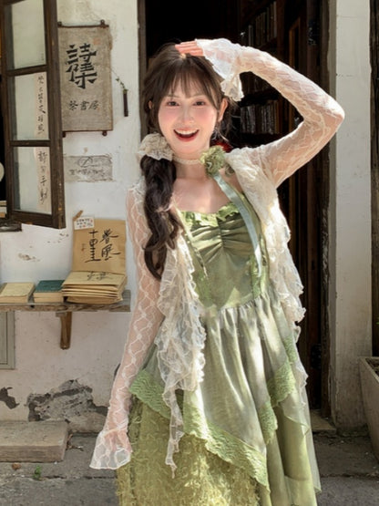 ベージュのカスケーディングフリルトリムレーストップス