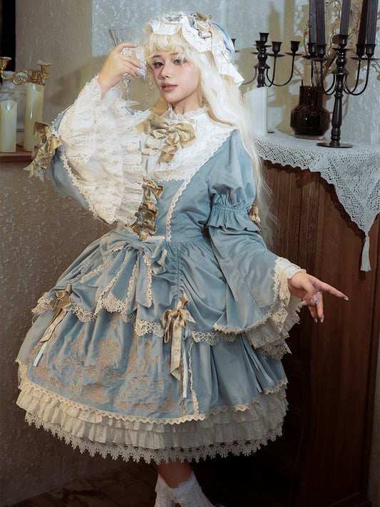 Kleid mit Samtstickereiärmeln, Kerzenständer und Kerze, blaue Glocke