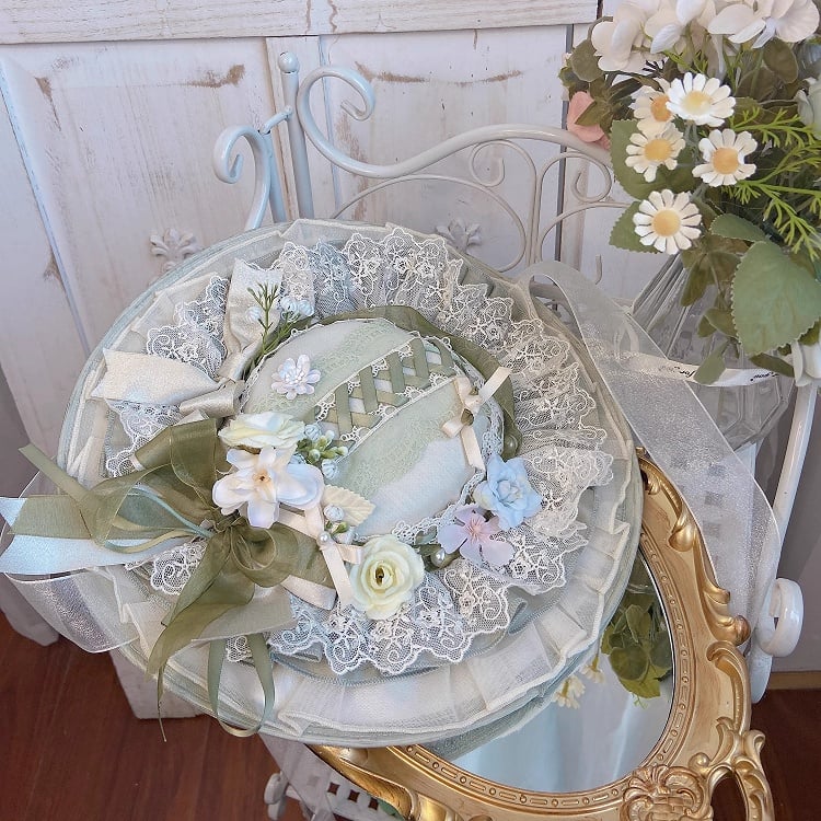 Hut mit Blumenmuster und grüner Schleife