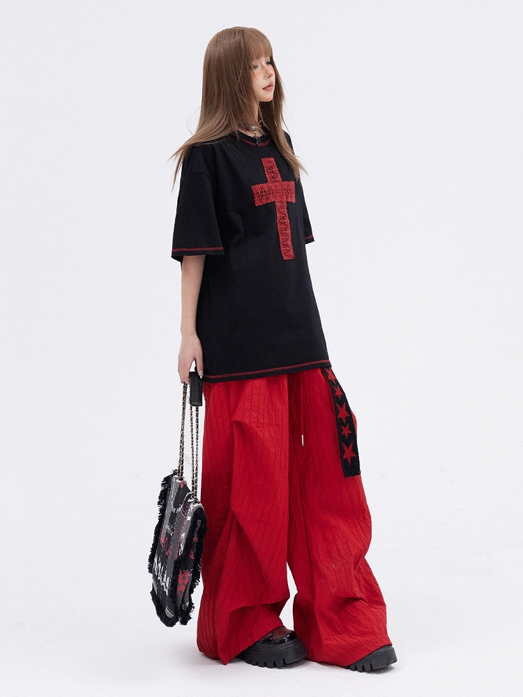 Rote Hose mit weitem Bein