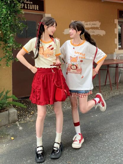 黄色の漫画動物プリントハートカットアウトショートバージョンTシャツ、アップルブローチ付き