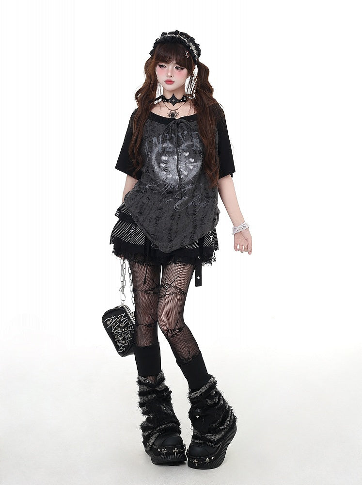 グレーのネックライン、ダメージ加工の穴、カラーブロックデザイン、セルフタイストラップ、ブラックとグラフィックのTシャツ