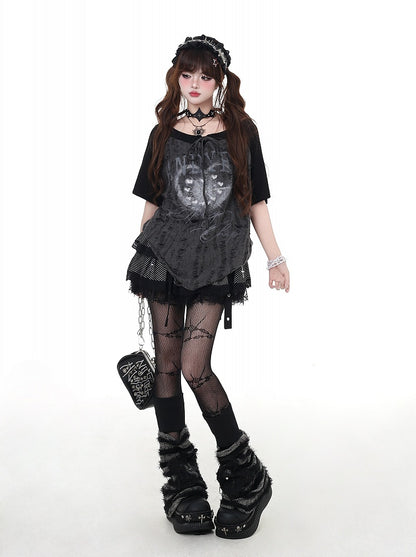 グレーのネックライン、ダメージ加工の穴、カラーブロックデザイン、セルフタイストラップ、ブラックとグラフィックのTシャツ