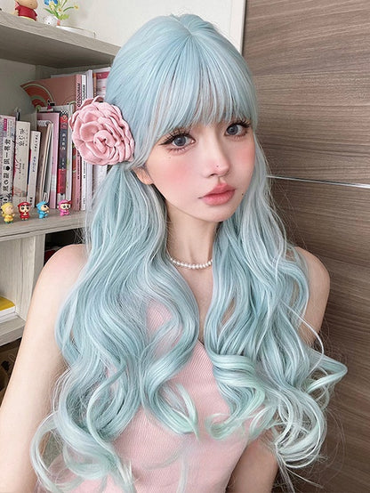 Hellblaue, gewellte Perücke mit Pony, 60 cm unter der Brustlänge