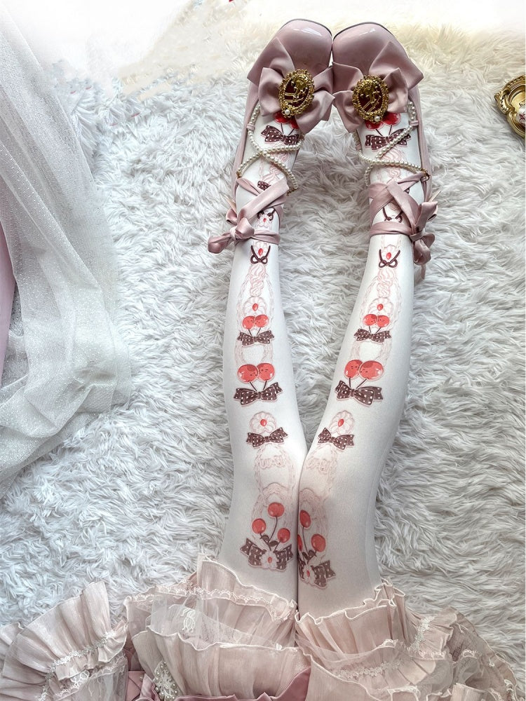 Süße Schleifen und kirschweiße Strumpfhosen