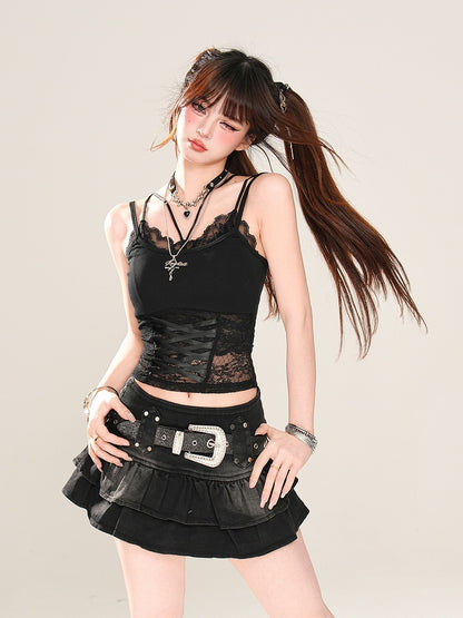 Glamouröses Criss-Cross-Top-Design, weiß/schwarzes Camisole, Spitzenpatches an der Taille