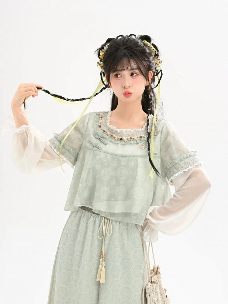 Grünes Jacquard-Cheongsam mit Knotenknöpfen, Chiffon-Oberteil mit Stickerei im Blumenausschnitt