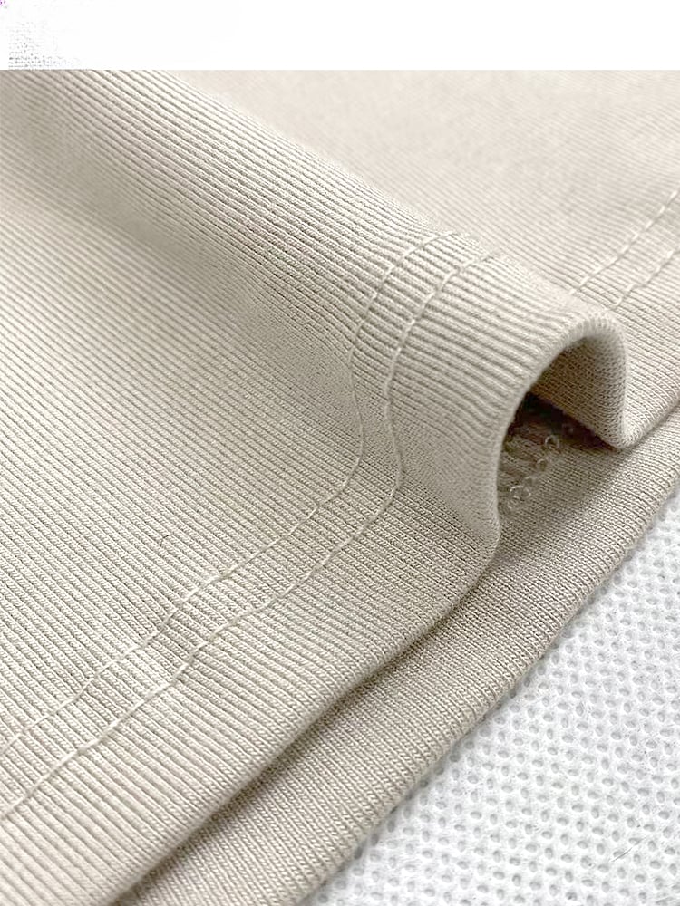 Apricotfarbenes Slim-Fit-Top mit Buchstaben und Zahlen