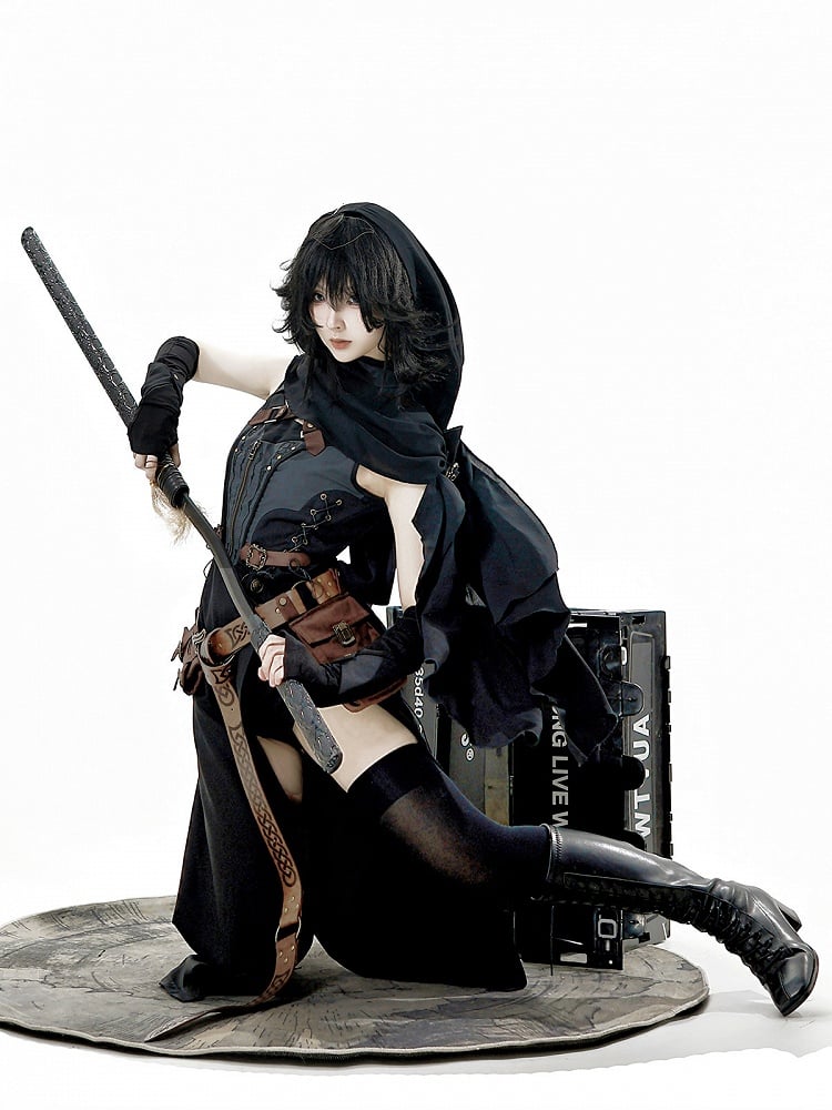 ショールグレードレス、袖あり、太もも丈、ノースリーブ、ベルト、スリット入り、ブラックショートパンツ、フード付き