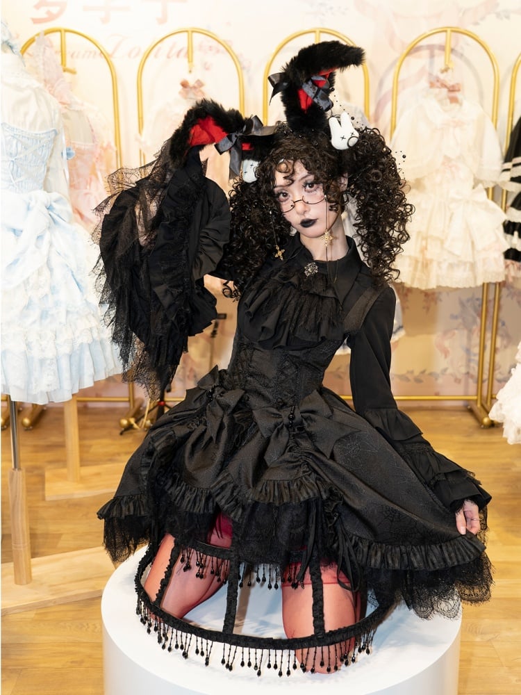 Schwarzes Gothic-Lolita-Hemd mit Glockenärmeln und Kreuzanhänger und spitzem Kragen