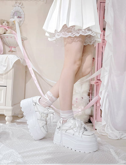 Weiße Plateauschuhe von Jirai Kei mit Strasssteinen und abnehmbarer Perlenkette