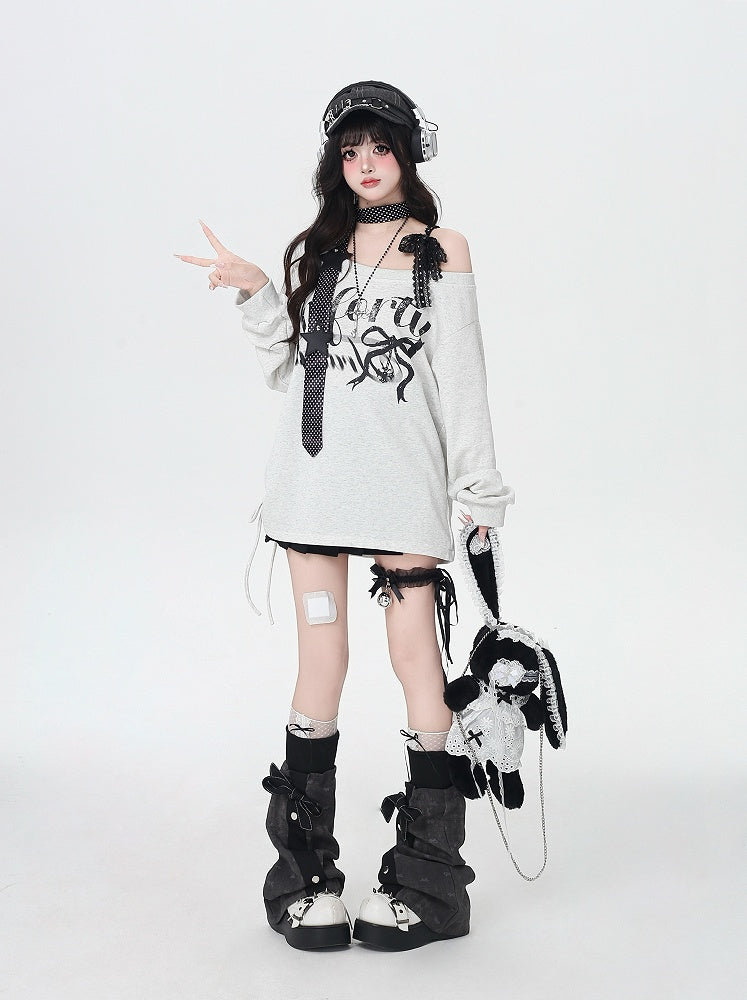 Loses, helles Sweatshirt mit asymmetrischem Ausschnitt und Buchstabendruck in Grau