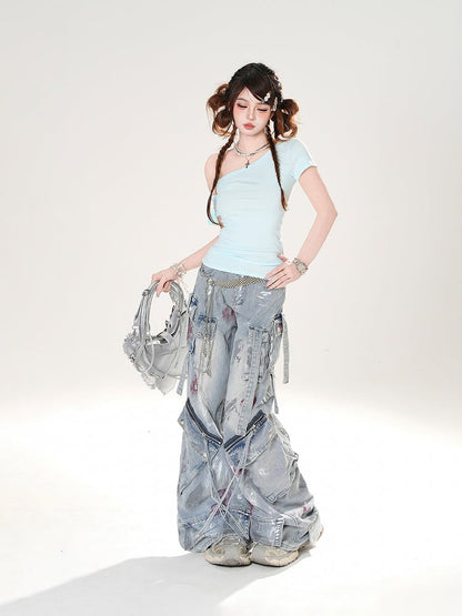 控えめなディテールのダメージ加工スプレーペイントプリントのブルーワイドレッグジーンズ。ライズジッパー付き。