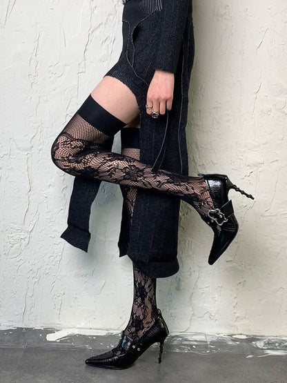 黒の透かし彫り花柄オーバーニーストッキング