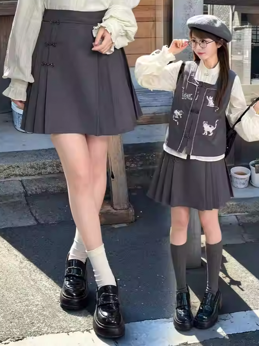 グレーのプレッピーノットボタン太もも丈プリーツスカート