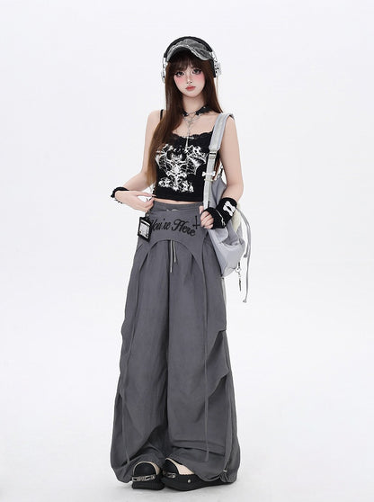 Glamorous Cami Top mit V-Ausschnitt und Fledermaus-Print, Gothic, Schwarz