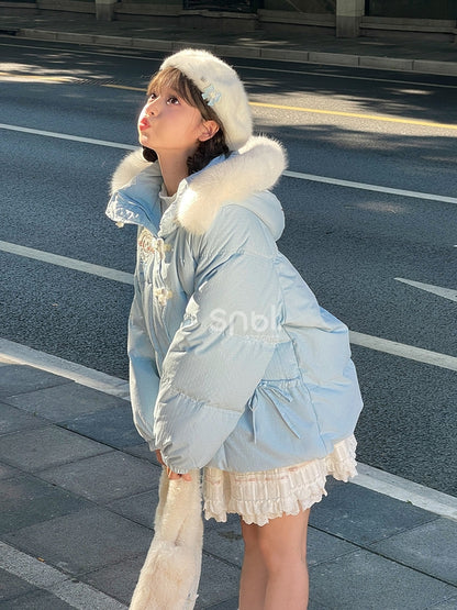 Blauer süßer Daunenmantel mit Lammapplikation und Schleife