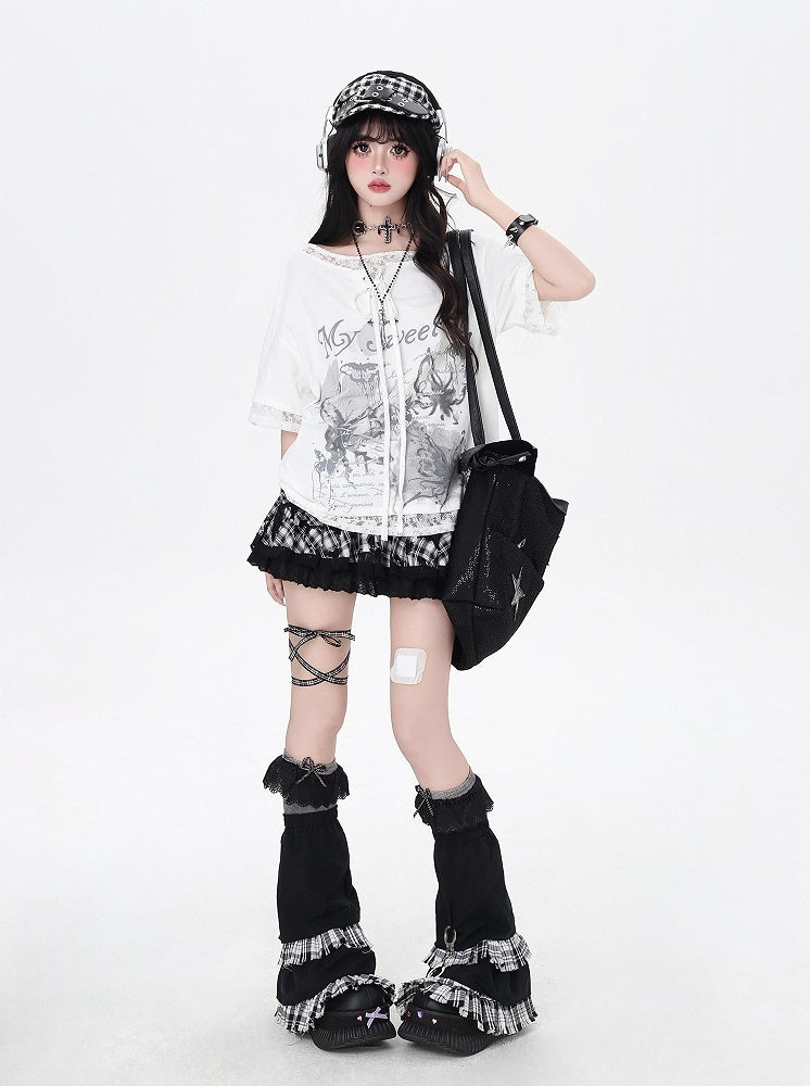 ブラック/ホワイトのグラフィックTシャツ、裾のパッチ、アシンメトリーなレースアップネックライン、レース