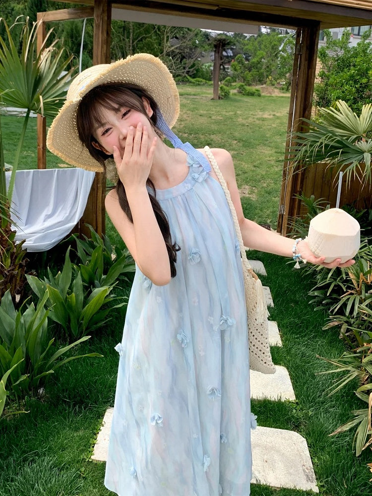 Blaues Neckholder-Kleid aus Chiffon mit floralen Akzenten