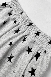 Gathered elastic waist on gray trousers