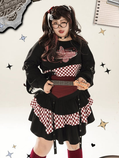 プラスサイズのチェック柄ブラック＆レッドのクロップド丈スウェットシャツとレッドのホルターネックトップス