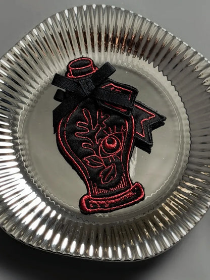 Schwarz/Rote Zaubertrank-Stickerei-Brosche