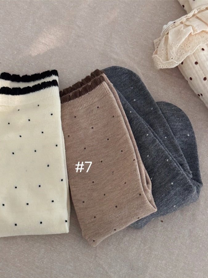 Wadenlange Socken mit gerüschtem Bündchen und Tupfenmuster