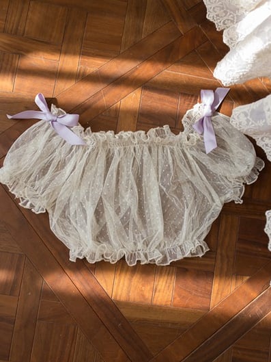 ドットチュールネックライン クリーミー伸縮性ブラウス