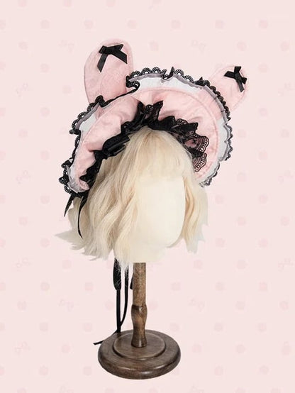 ピンクと白/黒のボンネット耳のウサギ