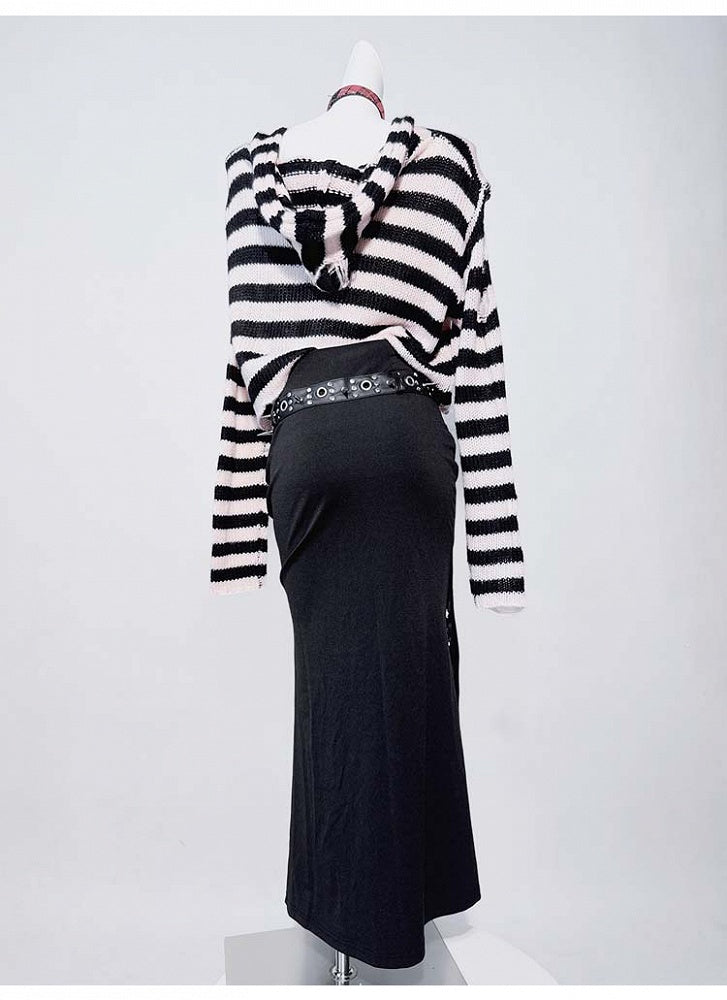 ブラックパンクリングスタッドピンディテール太もも丈スリットマーメイドスカート、バックルベルト付き