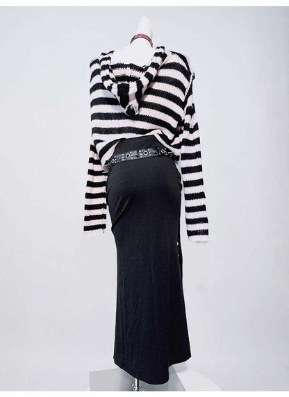 ブラックパンクリングスタッドピンディテール太もも丈スリットマーメイドスカート、バックルベルト付き