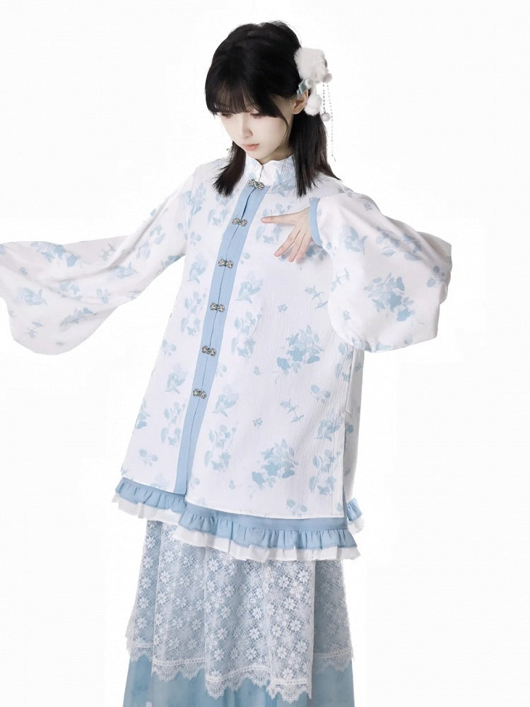 白い花柄のバンドカラー、ノットボタンスタイルのロココ調ブルーのチャイナドレスブラウス