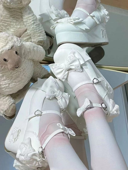 Lolita-Akzente mit Schleife und Weiß mit Mary-Stickerei, mehrschichtiger Plateau-Absatz und Spitze