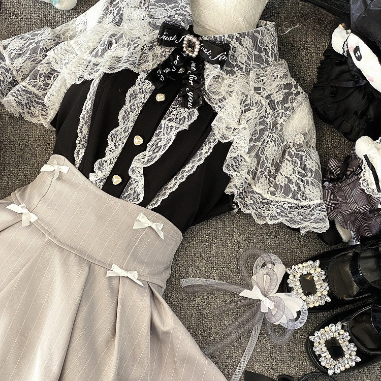 ジライケイ ブラック/ブルー/ホワイト カットアウトショルダーケープデザイン レースブラウス