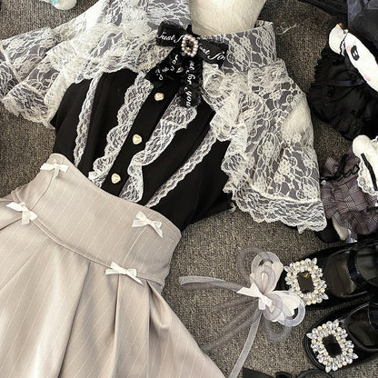 ジライケイ ブラック/ブルー/ホワイト カットアウトショルダーケープデザイン レースブラウス