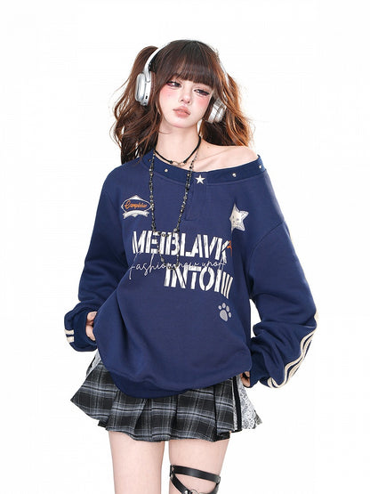 ネイビーブルーのアシンメトリーネックラインのルーズスウェットシャツ