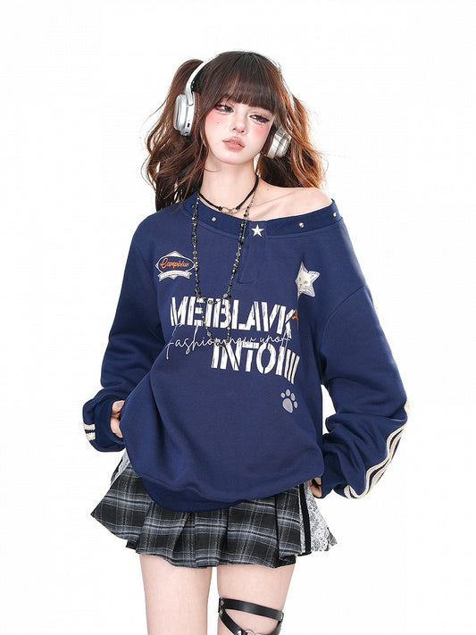 ネイビーブルーのアシンメトリーネックラインのルーズスウェットシャツ