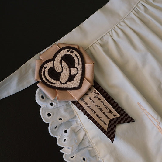 茶色の刺繍ブローチパン